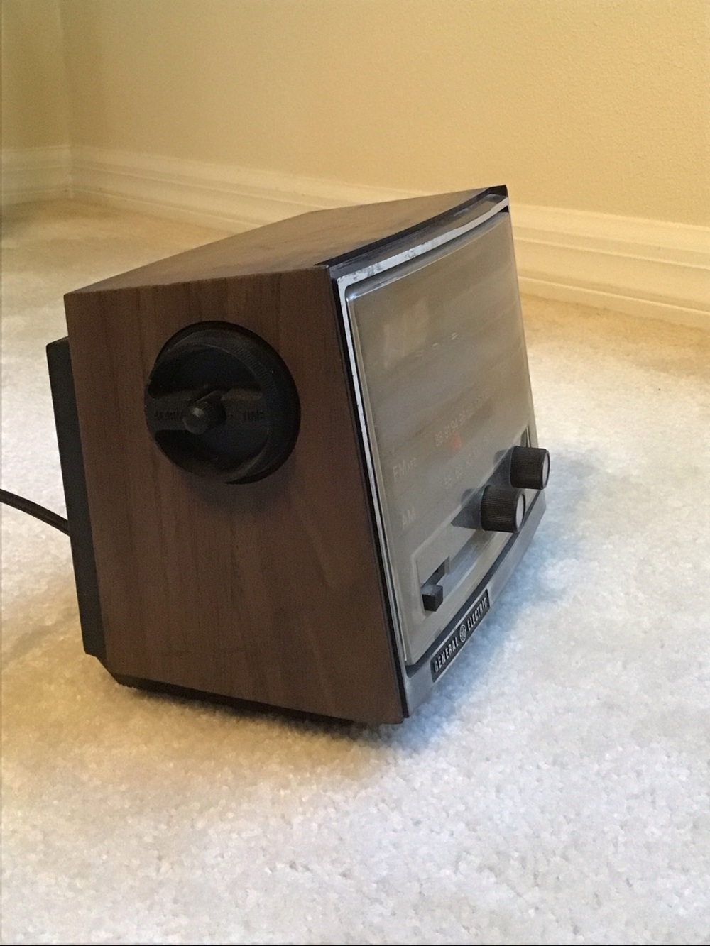 Vintage General Electric AM/FM Flip Clock Radio Alarm, model no. 7-4415B Works - Picture 4 of 15